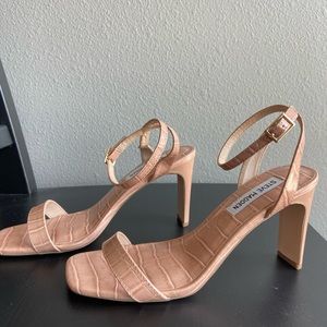 STEVE MADDEN TAN SNAKESKIN HEELS SIZE 7.5
